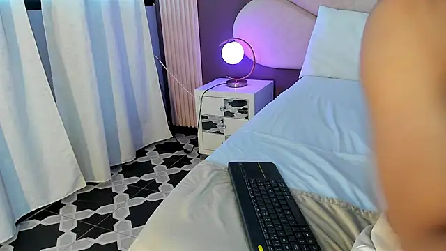 PerlaRogerss  online show from April 4, 2026, 11:29 am