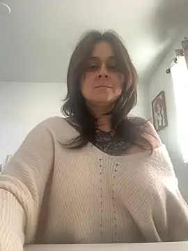 Snapshot of ValeValdez18 chatting on February 15, 2026, 12:07 am ValeValdez18 online show from February 15, 2026, 12:07 am