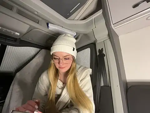 melanieTesss online show from February 18, 2026, 11:44 pm