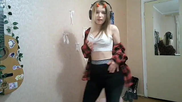 MilaTyan online show from April 18, 2026, 7:58 pm