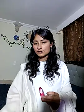 Lili  Clan online show from April 21, 2026, 4:23 pm