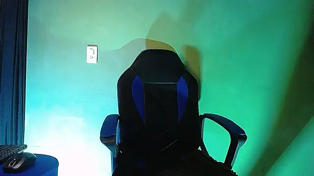 Uriel Ray  online show from February 24, 2026, 10:41 pm