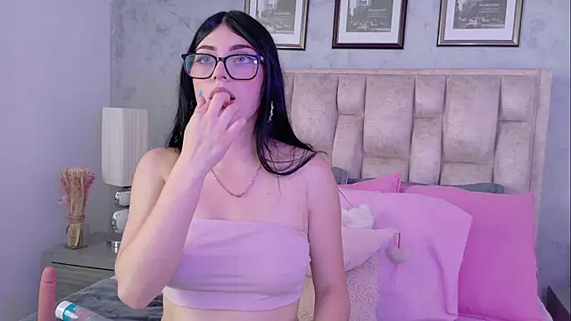 IsabellaRossi online show from June 14, 2026, 5:37 pm