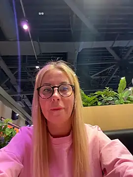 Snapshot of LisaMurr chatting on February 19, 2026, 11:28 am LisaMurr online show from February 19, 2026, 11:28 am