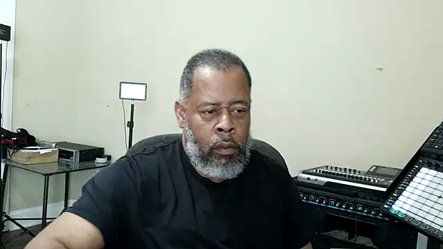 Cleozevo1961 online show from April 8, 2026, 4:07 pm