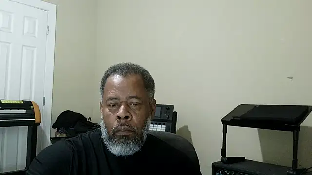 Cleozevo1961 online show from May 6, 2026, 3:06 pm