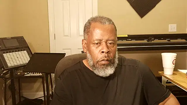 Snapshot of Cleozevo1961 chatting on June 18, 2026, 3:18 am Cleozevo1961 online show from June 18, 2026, 3:18 am