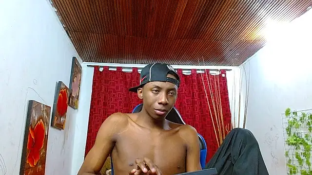 Snapshot of milo018 chatting on July 2, 2026, 6:25 pm milo018 online show from July 2, 2026, 6:25 pm