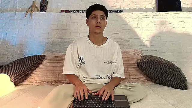 Eliassalvatore  online show from April 23, 2026, 3:36 pm