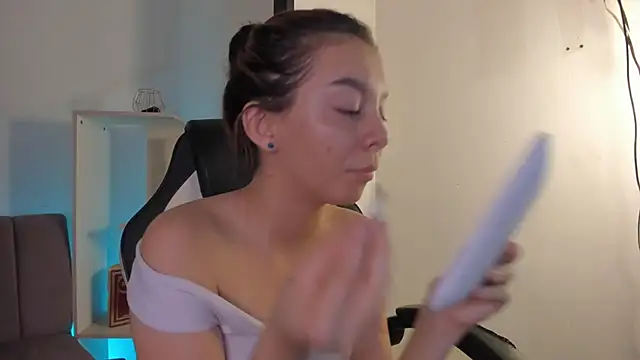 Snapshot of MelLove_ chatting on February 19, 2026, 7:54 pm MelLove online show from February 19, 2026, 7:54 pm