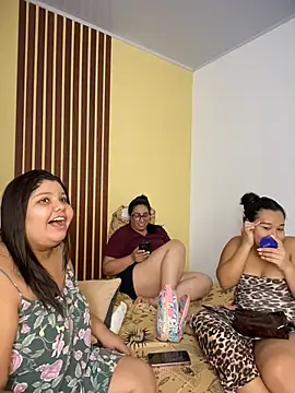 Desert queens online show from April 17, 2026, 3:31 am