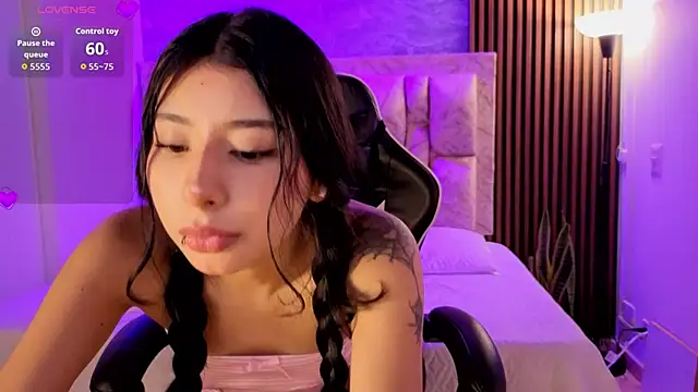 chloe bluee  online show from April 9, 2026, 10:53 am