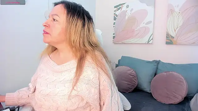 Snapshot of Ivonne_4 chatting on March 4, 2026, 12:44 pm Ivonne 4 online show from March 4, 2026, 12:44 pm