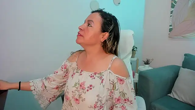 Snapshot of Ivonne_4 chatting on April 1, 2026, 12:28 pm Ivonne 4 online show from April 1, 2026, 12:28 pm