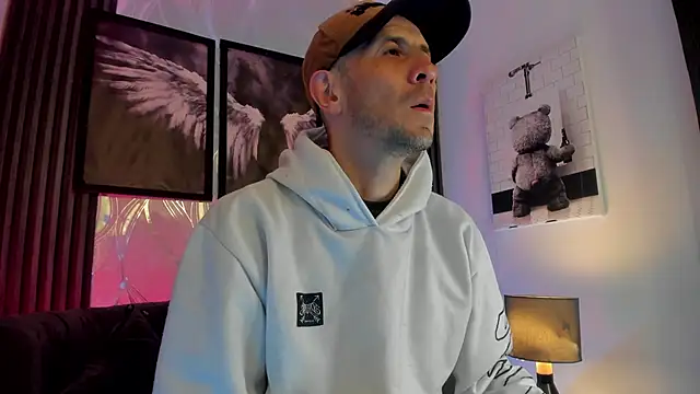 Milanwhite  online show from February 25, 2026, 11:31 am