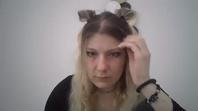 Foxy Bright online show from March 5, 2026, 12:45 pm