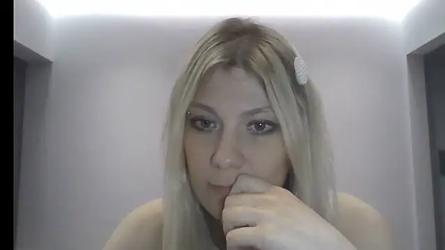 Foxy Bright online show from March 12, 2026, 7:31 pm