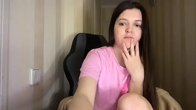 Snapshot of Eloise_Pattie chatting on March 17, 2026, 10:46 pm Eloise Pattie online show from March 17, 2026, 10:46 pm