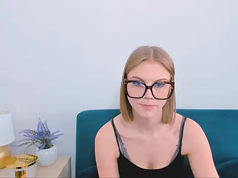 StormiSmooth online show from April 22, 2026, 10:28 am