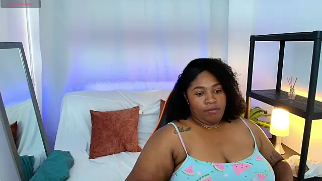 Snapshot of Megan-Small chatting on February 23, 2026, 8:17 pm Megan-Small online show from February 23, 2026, 8:17 pm