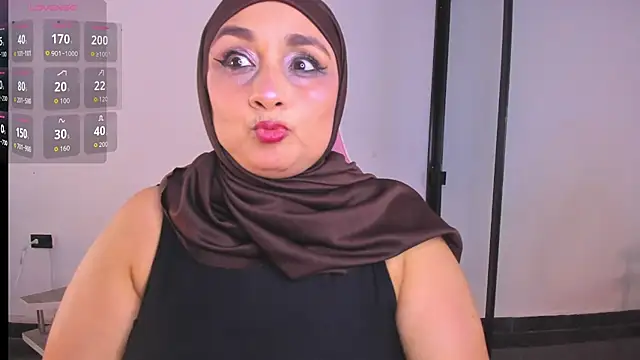 Snapshot of HijabiMilff chatting on June 26, 2026, 5:39 pm HijabiMilff online show from June 26, 2026, 5:39 pm