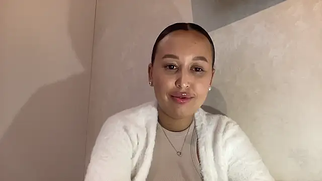 Snapshot of Dana_005 chatting on May 1, 2026, 11:31 pm Dana 005 online show from May 1, 2026, 11:31 pm