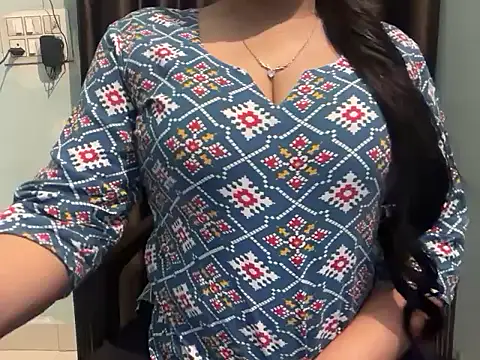 Avneet kaurr1 online show from April 10, 2026, 5:06 pm