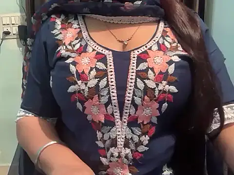 Avneet kaurr1 online show from April 28, 2026, 2:27 am