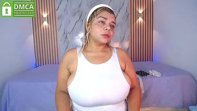 CasieBigtits online show from June 10, 2026, 1:32 pm