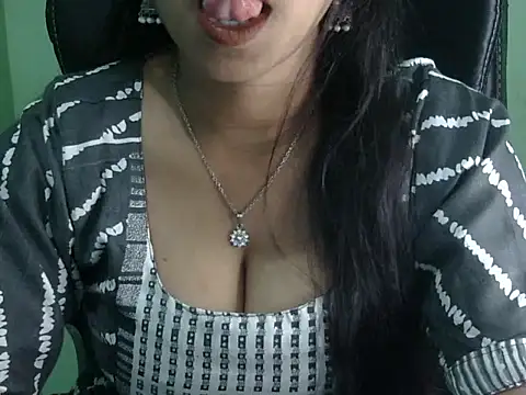 Snapshot of cute_momo_love chatting on May 13, 2026, 5:05 am cute momo love online show from May 13, 2026, 5:05 am