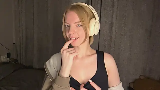 Snapshot of Marry_Sornatiko chatting on April 1, 2026, 5:43 pm Marry Sornatiko online show from April 1, 2026, 5:43 pm