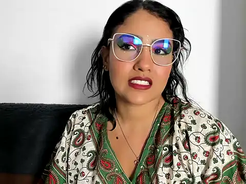 TatyGomez  online show from May 19, 2026, 3:35 am
