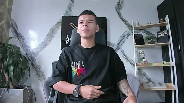 DylanRoyce  online show from April 5, 2026, 12:35 pm