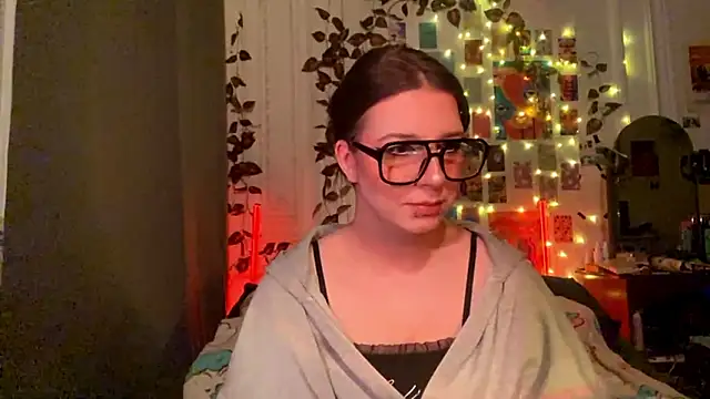 Snapshot of moonvampiq chatting on February 24, 2026, 8:29 pm moonvampiq online show from February 24, 2026, 8:29 pm