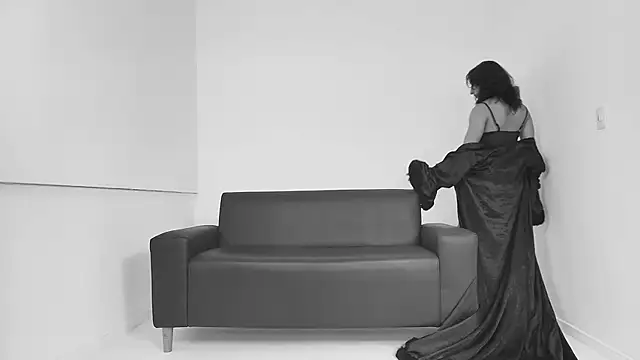 Elisasue online show from May 18, 2026, 4:29 am