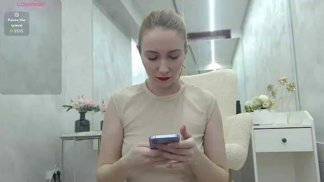 Snapshot of EmberLuna_ chatting on April 3, 2026, 5:27 am EmberLuna online show from April 3, 2026, 5:27 am