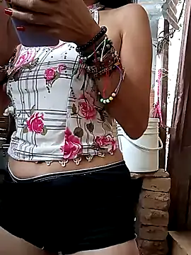 yuliitza4 online show from March 23, 2026, 2:32 pm