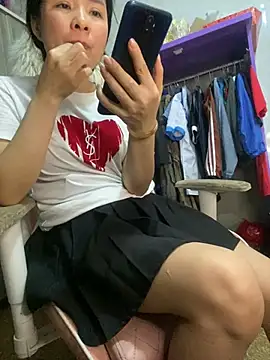 Ivy Trix2 online show from April 11, 2026, 4:17 am