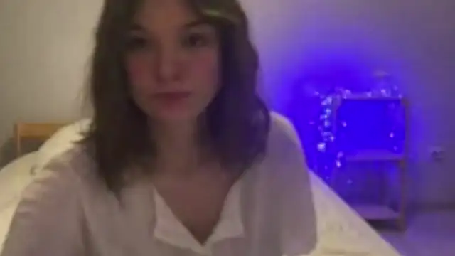 AliveCute online show from April 14, 2026, 6:58 pm