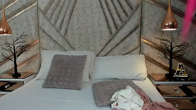 EmeelyMuller online show from April 12, 2026, 3:33 am