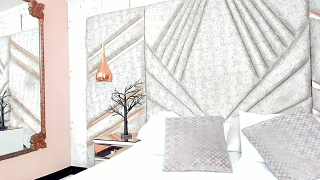 EmeelyMuller online show from April 14, 2026, 4:18 am