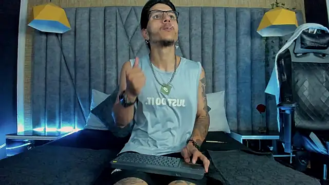 Snapshot of DanteLuxx chatting on March 1, 2026, 11:18 pm DanteLuxx online show from March 1, 2026, 11:18 pm