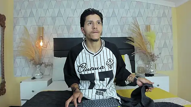 DanteLuxx online show from March 15, 2026, 3:56 am