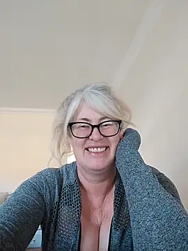 FlirtyFleur-x online show from April 2, 2026, 7:06 am