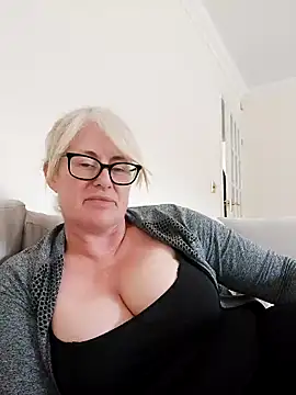 FlirtyFleur-x online show from April 21, 2026, 11:05 am