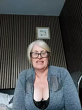 FlirtyFleur-x online show from May 7, 2026, 6:52 am