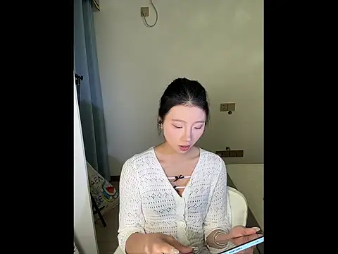 Y--F--LOVE online show from April 7, 2026, 3:56 pm