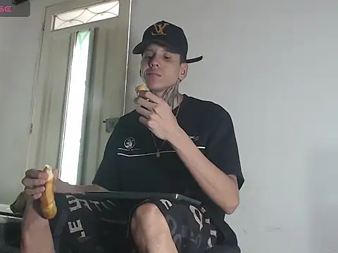 Snapshot of gabriel_reyes21 chatting on July 3, 2026, 12:33 pm gabriel reyes21 online show from July 3, 2026, 12:33 pm