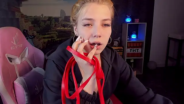 RosaFowler online show from March 28, 2026, 9:42 am