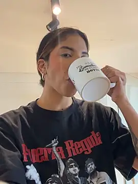 Snapshot of VioletaHills_ chatting on April 2, 2026, 1:31 pm VioletaHills online show from April 2, 2026, 1:31 pm